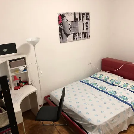 Affittacamere CAMERA LETTO MATRIMONIALE AFFITTO TRANSITORIO in porzione di appartamento condiviso con altre persone Bagni condivisi Cesena