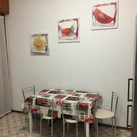 Affittacamere CAMERA LETTO MATRIMONIALE AFFITTO TRANSITORIO in porzione di appartamento condiviso con altre persone Bagni condivisi