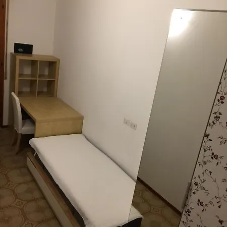 Affittacamere CAMERA LETTO MATRIMONIALE AFFITTO TRANSITORIO in porzione di appartamento condiviso con altre persone Bagni condivisi