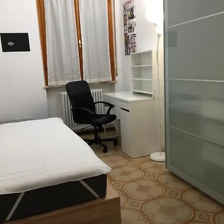 CAMERA LETTO MATRIMONIALE AFFITTO TRANSITORIO in porzione di appartamento condiviso con altre persone Bagni condivisi Affittacamere *
