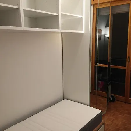 CAMERA LETTO MATRIMONIALE AFFITTO TRANSITORIO in porzione di appartamento condiviso con altre persone Bagni condivisi Affittacamere Cesena
