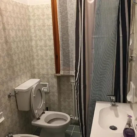 CAMERA LETTO MATRIMONIALE AFFITTO TRANSITORIO in porzione di appartamento condiviso con altre persone Bagni condivisi Affittacamere *